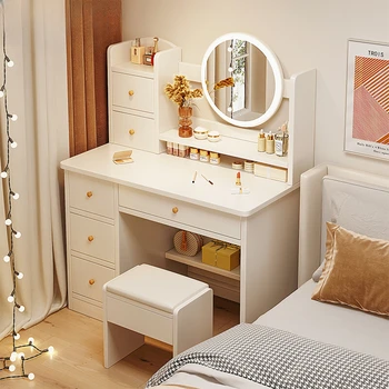 Спалня: Модерен и семпъл малък апартамент, бюро за спалня, интегриран скрин за грим