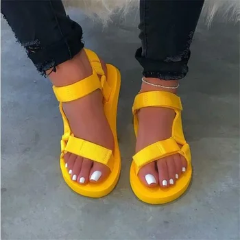 2023 Нови жени летни меки сандали за приплъзване Жена катарама каишка пяна едноличен трайни сандали Дамски външни ежедневни плажни обувки